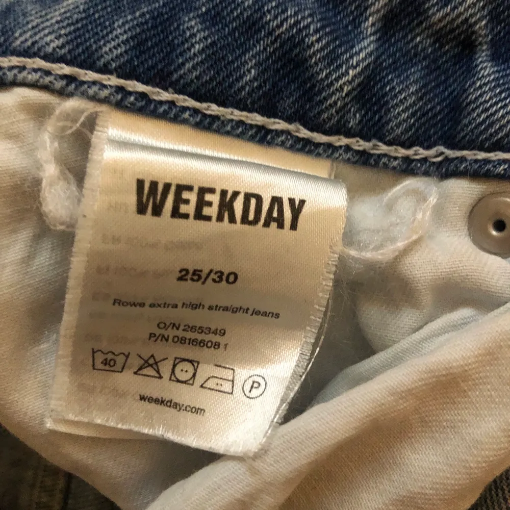 Weekday rowe jeans, använder aldrig längre. Har klippt egna hål på dem! ❤️‍🔥. Jeans & Byxor.