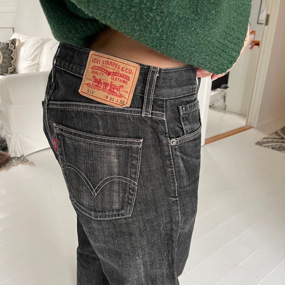 Säljer dessa lågmidjade vintage levis jeans 🤎 de sitter snyggt baggy på mig som är xs - s 🤎 w31 BUD 290kr. Jeans & Byxor.