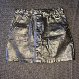 Guld kjol - Guldig kjol från jättefina märket bonpoint, endast använd ca 3 gånger, superfin nu till jul och nyår, storlek 12 i barn! Pris kan diskuteras!