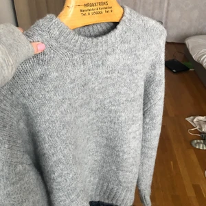 Zara tröja - Stickad tröja från zara i strl S men den är stor i storleken 💘