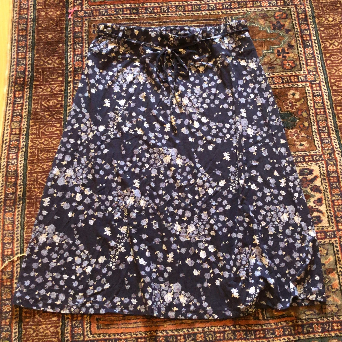 Blå blommig midi-kjol - 90