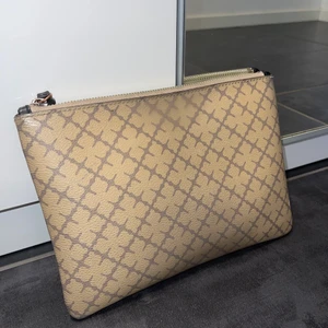 Malene Birger Purse - Den är välanvänd och har några yttre skador, därav priset. Plasten på ytan har släppt lika på båda sidorna vid små områden. Kedjan funkar fortfarande utmärkt, bara ytan som är lite skadad💗