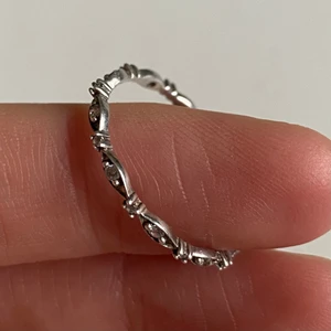 Silverring / diamantring  - En smal fejk diamantring i silver. Diametern är 19 mm. Köpes nu direkt frakt ingår ✨
