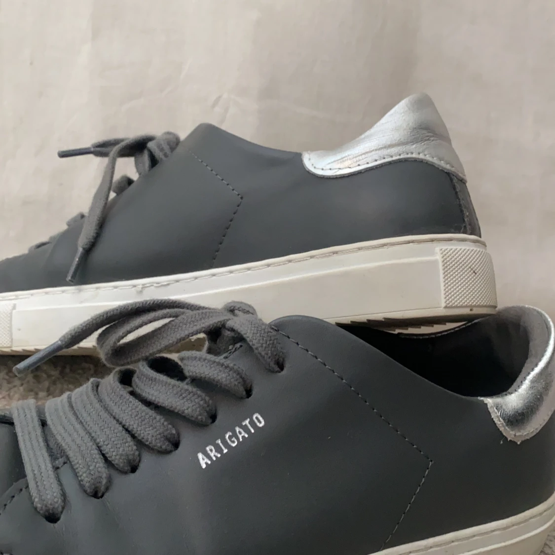 gråa axel arigato  - 90