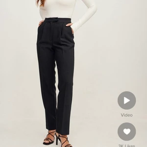 Svarta kostymbyxor  - Svarta kostymbyxor från NA-KD. Kostar 450kr på appen men säljer den för 350. Storlek 34 och är helt ny. Köparen står för frakten💕