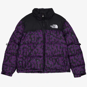 The North Face Wmns 1996 Retro . - Helt ny jacka . Storlek L i dam, passar mig som är 170cm lång och vanligtvis S/M i toppar. L är perfekt för en lite oversized look och för att rymma tjocka tröjor under, passar alltså xs-l både killar och tjejer. Kan skicka fler bilder privat. Köparen står för frakten på 66kr -Gravity Purple Leopard Print . -Vattenavstötande ; - Innerficka med dragkedja - High fill, Respo