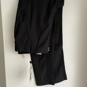 by Malene Birger byxa - Svart byxa med detaljer inom benen. Klassik byxa med moderna detaljer. Aldrig använda pga passar inte i storlek längre. Köptes i Norge därför kunde inte bytas. 