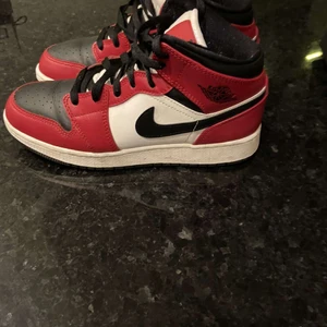 Jordan 1  - Säljer nu mina jordan 1 mid chicago som jag köpte för 2000 kr. Dem är lite creased men har använt crease skydd så det är inte alls mycket. Annars är dem som nya! Hör av er för mer info och bilder!