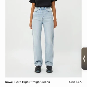 Weekday Jeans - Säljer mina favoritjeans från weekday ”rowe extra High straight” i färgen fresh blue pågrund av att de blivit för stora :( , jag är 165 cm och de går väldigt snyggt över skorna på mig!! Nypris är 550 kr om man beställer från deras hemsida.  