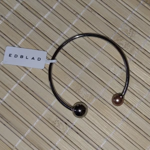 Edblad Armband - Säljer ett jättefint armband från Edblad. Fick det i present men det har aldrig kommit till användning då jag har för mycket smycken☺️ 250kr + frakt eller bud nypris ca 400kr kan även skickas spårbart men då står du för den extra fraktkostnaden