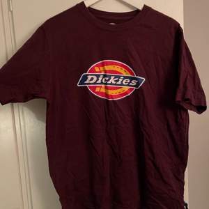 Vinröd dickies t-shirt. Haft i några år, men använd fåtal gånger. Kan sänka pris vid snabb o enkel affär. Köpare står för frakten. 