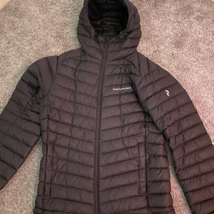 Peak performance Frost  - 1 år gammal dun peak jacka, i storlek S. fint skick, Passar både kille och tjej. Bud gäller från 1000kr, ord. Pris 2800kr ✨❄️💨