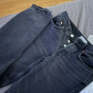 Zara mid Rise jeans  - Zaras svarta mid Rise jeans! De är i stl 36 men passar 34/36/38 beroende på vilken passform man vill ha och kroppstyp. Använda 1 gång så i nyskick. Dock har jag sprättat upp kanterna längst ner men själv tycker jag bara att det blir snyggare💘
