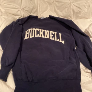 Sweatshirt  - Blå sweatshirt, köpt på secondhand men jag har endast testat den, fint skick!! Sitter som en M-L 🤍