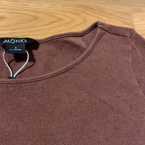 brun gullig tröja - Gullig tröja från monki, liknar tröjan från brandy melville, om man kollar noga finns det mönster på tröjan, använd sällan💕