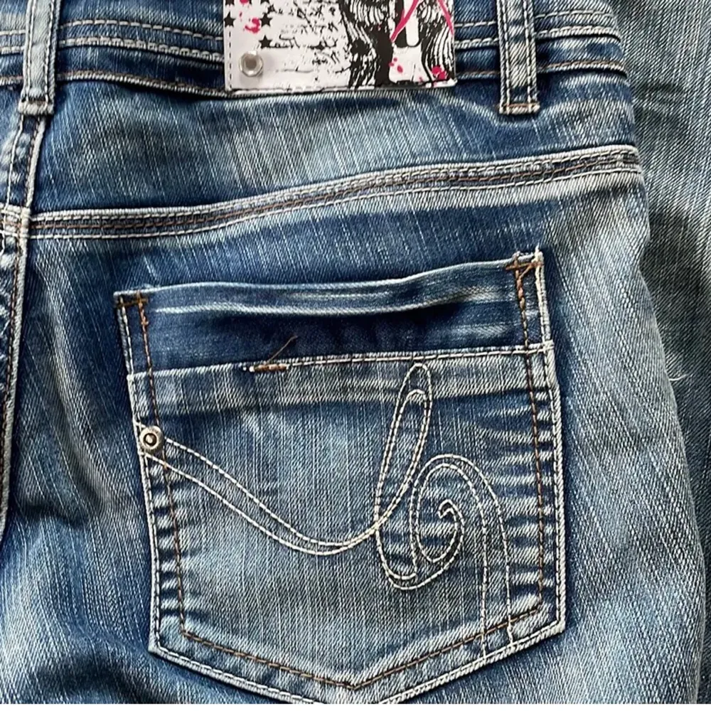Säljer dessa lågmidjade jeans. Midjemått: 36 innerbenslängd. 76. Jeans & Byxor.