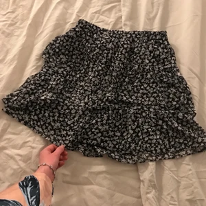 Volangkjol - Blommig kjol från Zalando av märket stradivarius som knappt är använd. Är precis som ny. Frakten är spårbar (66kr).