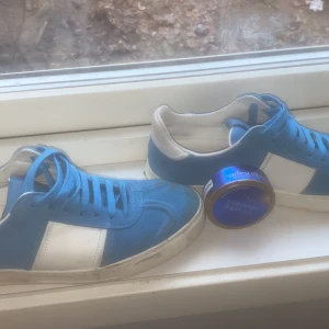 Valentino  - Flycrews.    Size 40.    Cond 7/10