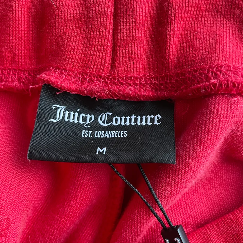 Fina mjukisbyxor från juicy couture med prislappen kvar. Dessa är helt oanvända, alltså i nyskick. Jag är 173, och de sitter perfa på mig. Fler bilder finns vid intresse. Priset är diskuterarbart. Hör av er vid andra frågor❤️❤️. Jeans & Byxor.