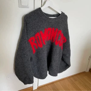 Stickad tröja från Weekday  - stickad tröja med tryck från weekday, strl XS men oversize så passar XS-M skulle jag säga ❤️‍🩹 använd men fint skick!