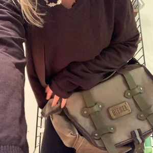 ⭐️Diesel väska⭐️ - Cool Diesel Crossbody väska! Massa coola detaljer och ett reglerbart band så den även går att ansvällda som axelväska⭐️⭐️⭐️ 