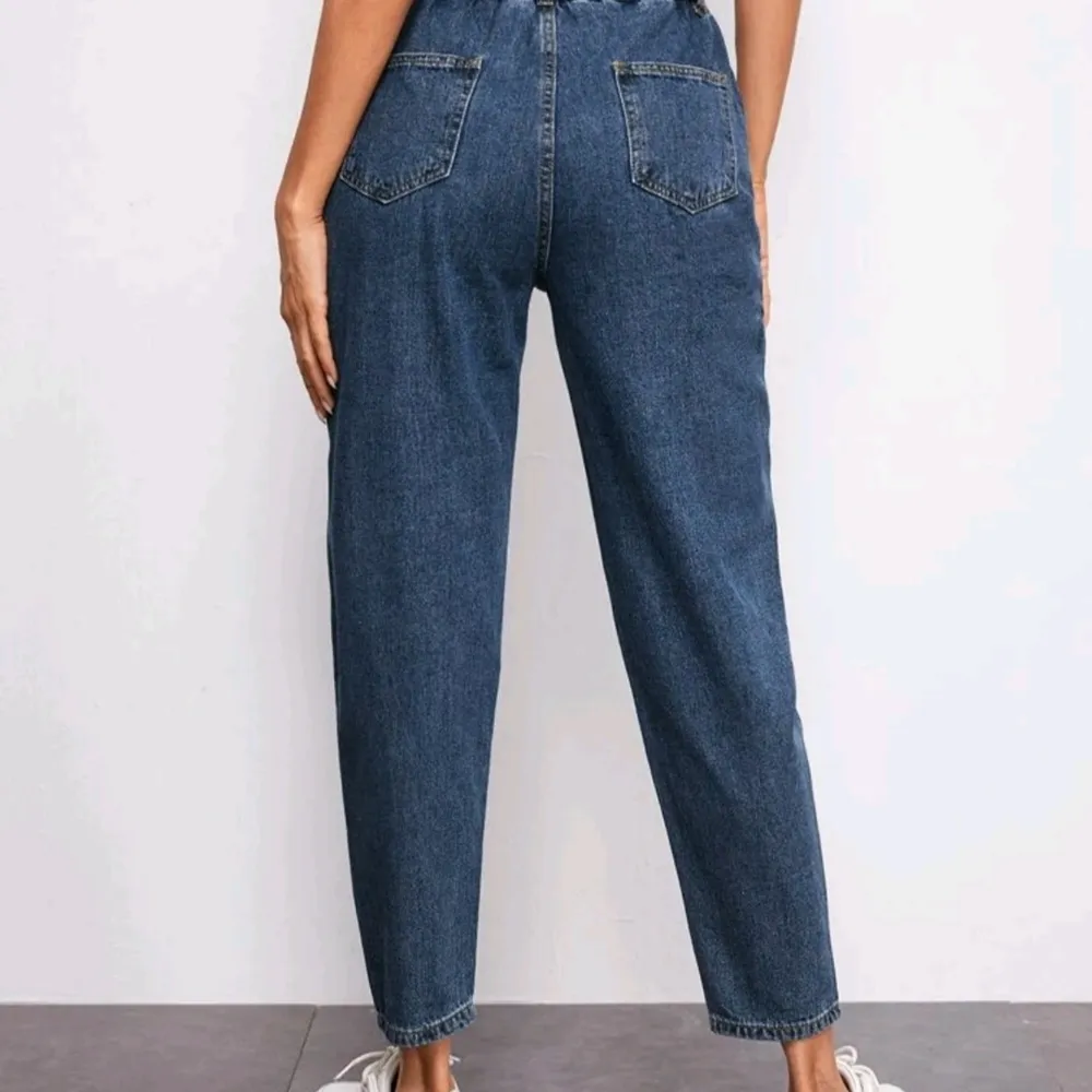 Säljer dessa jeansen från märket SHEIN. Det sitter så fint på men tyvärr jag köpte fel storlek, så det är oanvänd 👍🤩.  Midjastorlek:70-94cm, höft storlek: 108cm, längd:100.5cm, lår: 66.2.                                   . Jeans & Byxor.