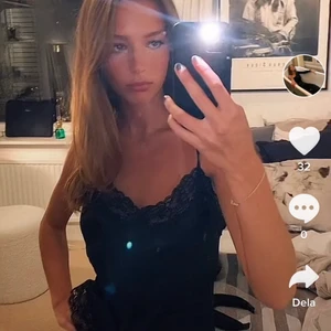 Silkeslinne - Säljer ett jättefint festlinne från Intimissimi. Inköpt i augusti. Använd ca två gånger och nypris är ungefär 400 kronor. Jag säljer den för 200kr. Banden är justerbara och det står ingen storlek på linnet men skulle gissa på att det är en M. 💖