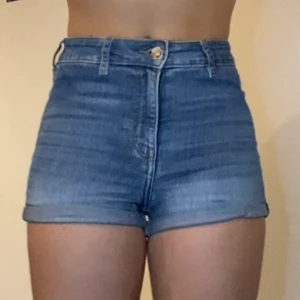 Jeans shorts - Sååå sköna och as snygg passform. Passar mig som är S