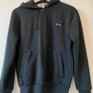 CDG Hoodie - CDG Hoddie ”Big heart logo hoodie”. Storlek S. Lite nopprig på höger arm men annars i bra skick.