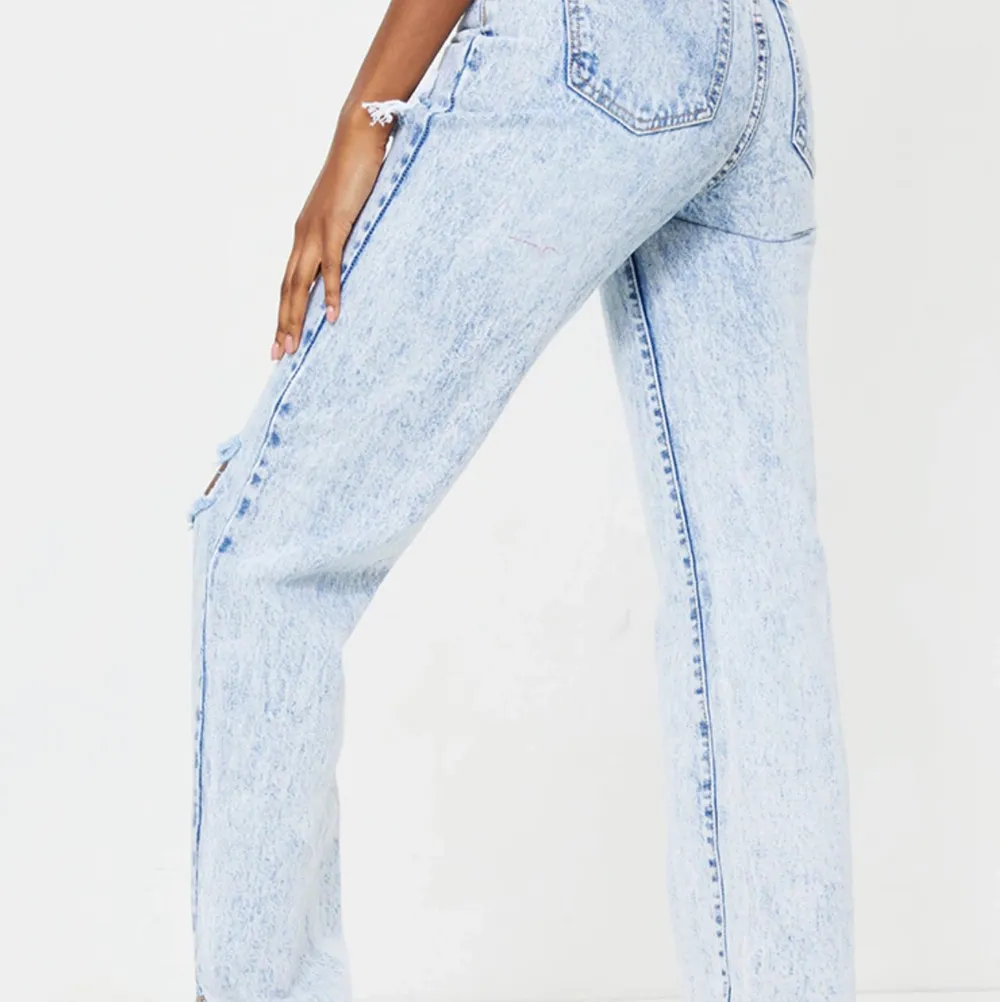 Säljer dessa skit snygga byxor, lappen är kvar på säljes pga jag tog fel storlek!  Vid intresse kan jag skicka egna bilder (Lånade bilder). Jeans & Byxor.