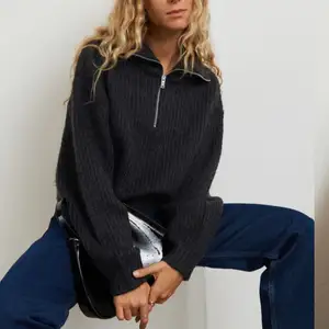 Säljer nu min stickade zip sweatshirt från ginatricot då den inte kommer till användning längre.