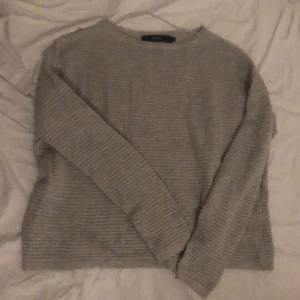 Stickad tröja  - En grå stickad tröja ifrån veromoda i str S. Köpare står för frakt.