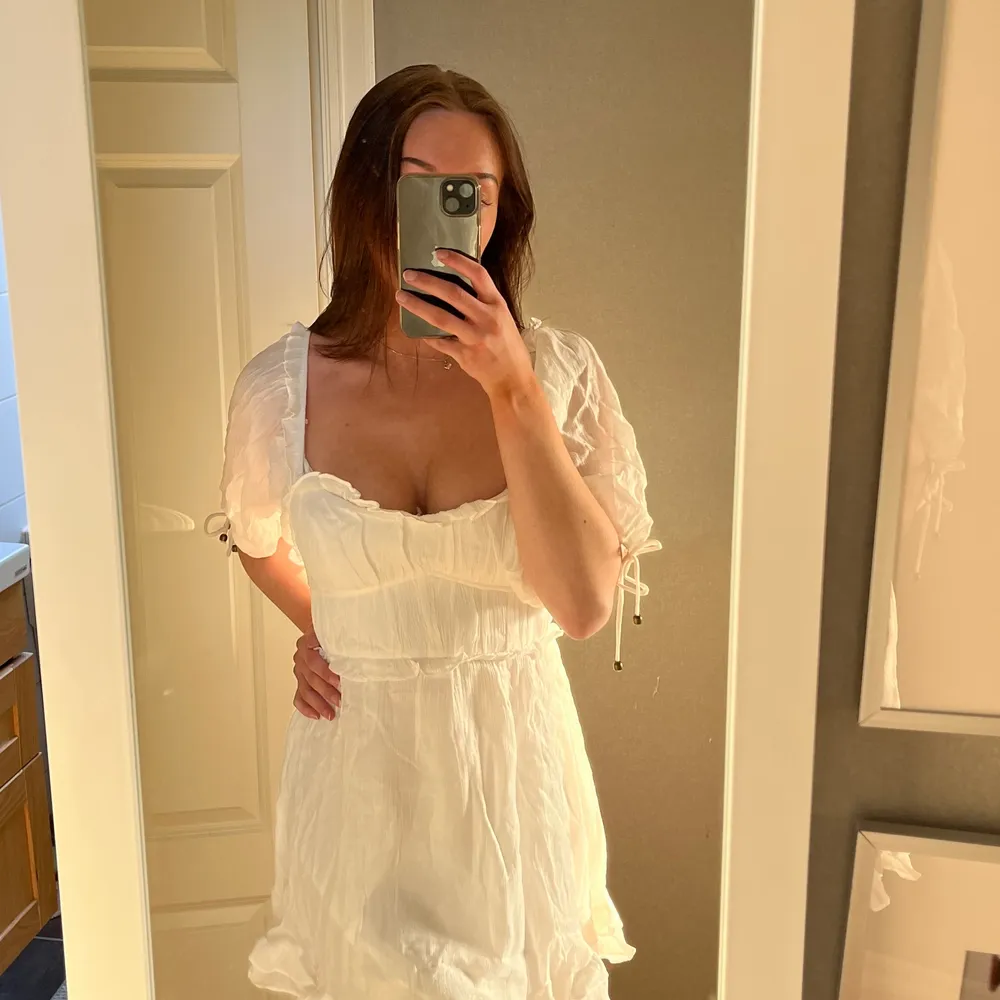 Helt ny!💗 kolla min sida för fler vita klänningar! . Klänningar.