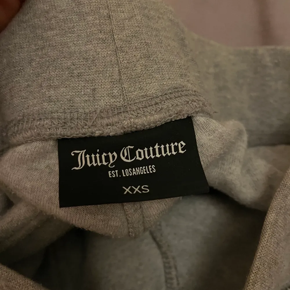 Jag säljer mina gråa juicy couture byxor p.ga för lite användning. Byxorna är i fint skick då dom som sagt har använts lite. Kontakta mig vid mer bilder och intresse!😊. Övrigt.