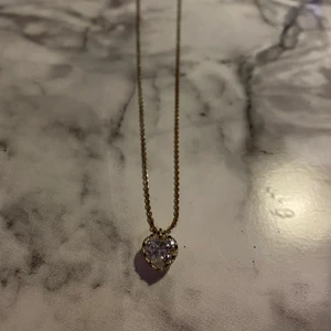 Halsband - Ett fint halsband av silver och ett hjärta