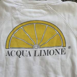 Min skitsnygga Acqua Limone sweatshirt som jag tyvärr måste sälja då den är för liten. Kan mötas upp i Lund/lomma. Köparen står för frakt. Pris kan diskuteras! 