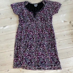 Lila klänning  - Jättegullig milkmaid klänning!  L men passar mig som S