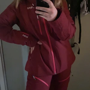 EQPE skidställ - Vinrött - Säljer nu mitt superfina EQPE skidställ då jackan är för stor och då jag köpt ett annat! Inköpt i januari och är i superfint skick - storlek M i båda delarna OBS: frakt tillkommer! Köpte för ca 3500:- 