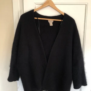 H&M angorakofta storlek 36 - Så fin och mjuk kofta i bra skick. Knappt använd. Svart. 