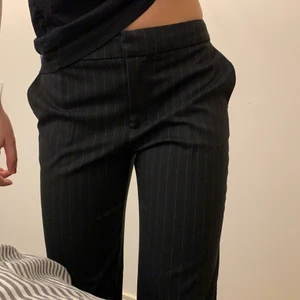 Randiga kostymbyxor  - Så snygga lågmidjade kostymbyxor som är randiga! Har endast använts en gång för ett år sen så säljer dessa då de inte kommer till användning 🥰 storlek xs men passar s också! 