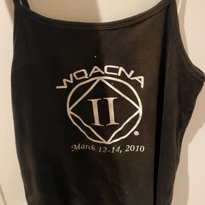 Mörkbrunt linne - Ett mörkare brunt linne med detaljer.