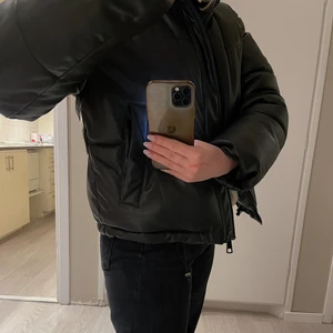 Pufferjacka i läderimitation - Jätteskön och fin jacka i läderimitation och hög krage från Pull&bear. Kan även skicka spårbart