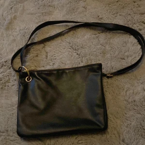 Väska från monki  - Svart ”läder” väsk från Monki🤍 80kr+frakt
