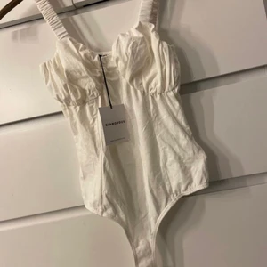 Body från Nelly - Riktigt snygg body, aldrig använt (lappen sitter kvar) Storlek 36. Pris: 100kr (frakten ingår i priset)