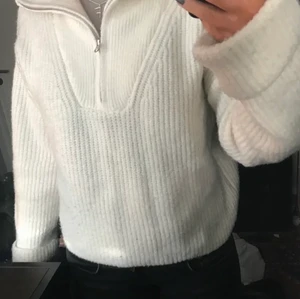 Stickad zip up tröja - Säljer denna vita tjockt stickade zip up tröja💕 Köpte den här på plick men är helt slutsåld på bik bok. Den här helt oanvänd och säljer den för 150🥰