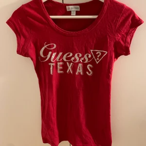Röd Guess Tshirt XS - Jättefin Guess tröja - använd ett fåtal gånger och är i nyskick.