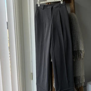 Kostymbyxor  - Kostymbyxor från NA-KD. Stora i storleken