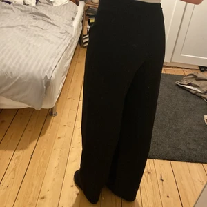 Kostymbyxor - Ett par svarta fina kostysmbyxor som ej kommer till användning då jag har liknande. Jag är 162 cm! Inte använda mycket dock en liten fläck (tredje bilden) som jag är ganska säker gå bort i tvättamaskinen. Köparen står för frakten eller möts man upp i Lund❤️