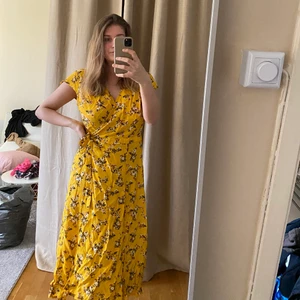 Klänning strl M - I jättefint skick, tredje bilden ser man längden rätt. Köparen står för frakten