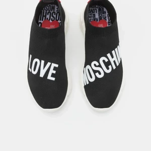 Love moschino strl:39 - Säljer mina love moschino skor då jag bara har använt dom 2 gånger helt nya, väldigt bekväma och fina till sommaren. Köpt för 1900 men säljer för mycket lägre pris, pris kan diskuteras, helt slutsålda.För intresse hör av er (kan skicka bilder på skorna) 